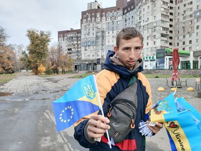 Un joven vendía banderas de la UE y de Ucrania, el jueves frente al edificio en el que creció Volodímir Zelenski en Krivi Rih.