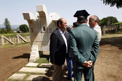 Rafael Louzán y el alcalde de Vilagarcía, Gonzalo Durán, durante la inauguración de la escultura.