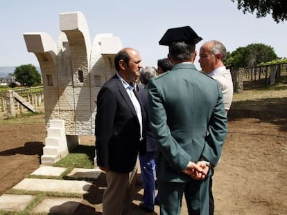 Rafael Louz&aacute;n y el alcalde de Vilagarc&iacute;a, Gonzalo Dur&aacute;n, durante la inauguraci&oacute;n de la escultura. 