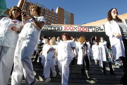 Personal sanitario del Hospital 12 de Octubre abandonan el centro sanitario para realizar un 'flashmob' contra los recortes