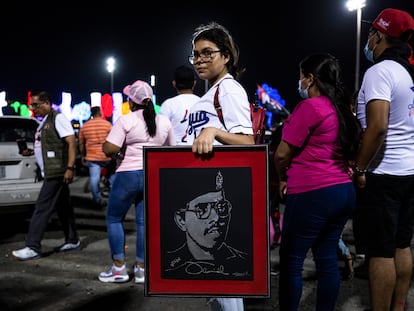 Uma jovem exibe um retrato do presidente nicaraguense, Daniel Ortega, durante as comemorações do aniversário do triunfo da Revolução Sandinista em 18 de julho.