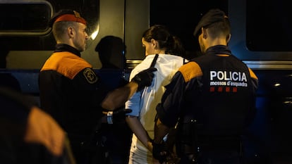 Agentes de los Mossos d'Esquadra utilizan un detector de metales para encontrar armas blancas durante el primer día de las fiestas de la Mercè 2024.