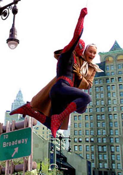 Spiderman traslada a su tía por el aire en <i>Spider-Man 2.</i>