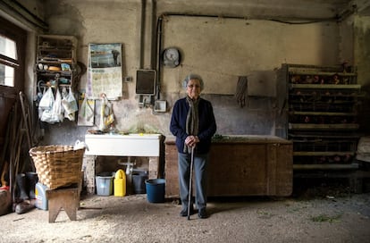 Pilar Fernández, de 101 años, posa para la foto en el garaje de su casa en Ambas (Asturias).