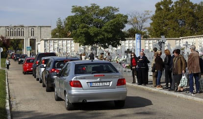 Fila de vehículos para entrar en el cementerio de La Almudena de Madrid.