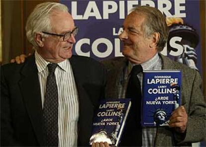 Larry Collins (izquierda) y Dominique Lapierre enseñan su libro ayer en Madrid.