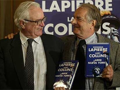 Larry Collins (izquierda) y Dominique Lapierre enseñan su libro ayer en Madrid.