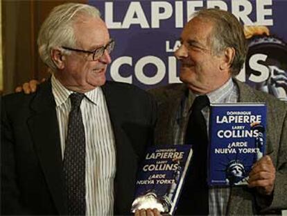 Larry Collins (izquierda) y Dominique Lapierre enseñan su libro ayer en Madrid.