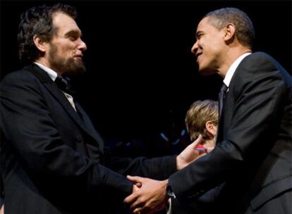 Obama saluda a un actor caracterizado de Lincoln en la reapertura del teatro Ford de Washington.