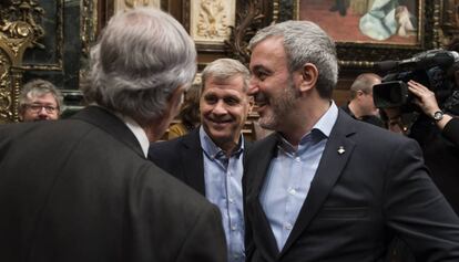 Jaume Collboni charla con otros concejales, ayer, antes del pleno.