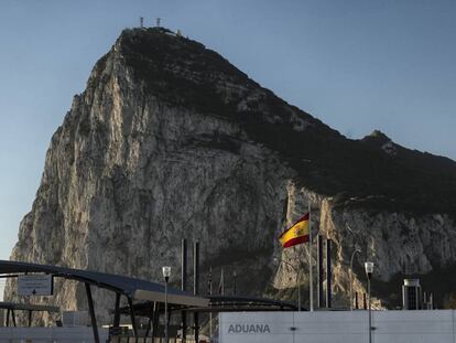 Una bandera española ondea en el lado español de la frontera con Gibraltar.