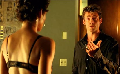 Halle Berry se desnuda ante Hugh Jackman en 'Operación Swordfish'. ¿Por qué? Luego nos enteramos de que estaban 500.000 euros en juego.