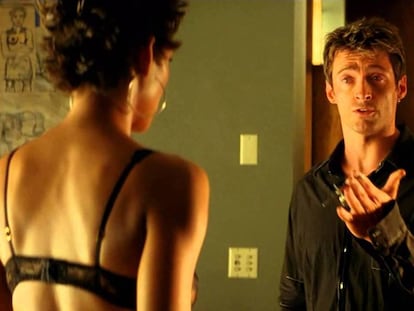 Halle Berry se desnuda ante Hugh Jackman en 'Operación Swordfish'. ¿Por qué? Luego nos enteramos de que estaban 500.000 euros en juego.