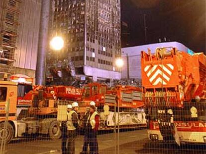 Las primeras grúas aparcadas en las inmediaciones del edificio Windsor.