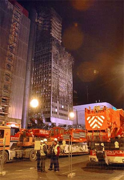 Las primeras grúas aparcadas en las inmediaciones del edificio Windsor.