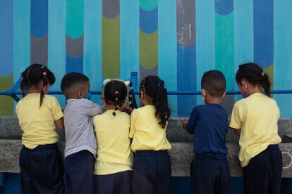 Niños de preescolar se lavan las manos  en el Colegio Unidad Educativa Fermin Toro.