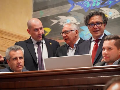 El ministro del Interior, Luis Fernando Velasco (a la izquierda), y el ministro de Salud, Guillermo Alfonso Jaramillo (en el centro), junto a varios congresistas en la Plenaria de este martes.