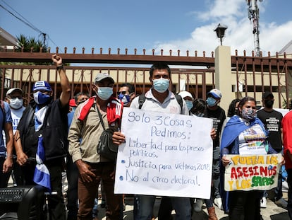 Campesinos nicaragüenses exiliados en Costa Rica se manifiestan contra el régimen de Daniel Ortega, el 1 de octubre, en San José.