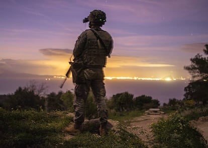 Un legionario del tercio Duque de Alba 2º de la Legión, durante una maniobra en los bosques de Ceuta.