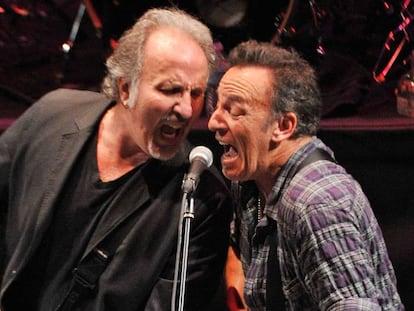 Bruce Springsteen y Joe Grushecky (i), durante una actuaci&oacute;n en Nueva Jersey en 2012. 