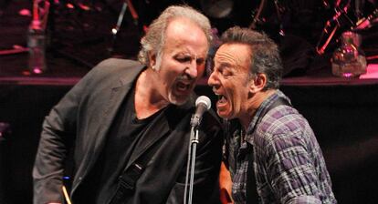 Bruce Springsteen e Joe Grushecky (e), durante um show em Nova Jersey em 2012.