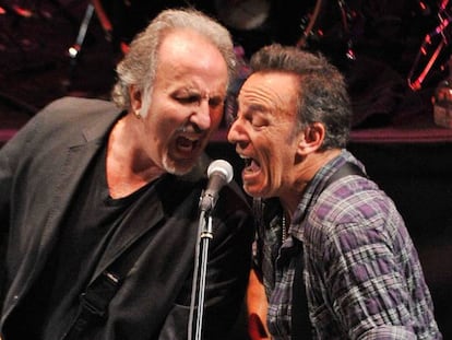 Bruce Springsteen e Joe Grushecky (e), durante um show em Nova Jersey em 2012.