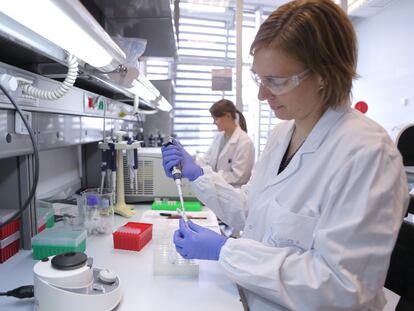 Dos investigadoras trabajan en un laboratorio del Centro de Regulación Genómica de Barcelona.