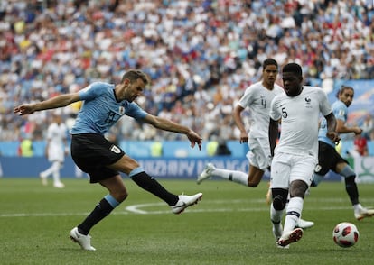 Stuani dispara frente a Umtiti.