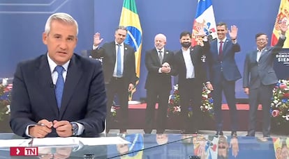 El presentador del Telenoticias 1, Víctor Arribas, da paso el martes al vídeo de la polémica.
