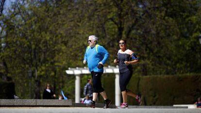 Casal idoso corre em Madri, em 2015.