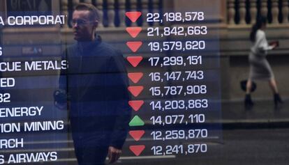 Una persona reflejada en la ventana del Australian Securities Exchange en Sydney, donde la práctica totalidad de los valores encajaron caídas. 
 