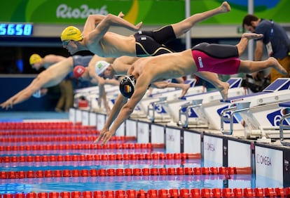 El aleman Torben Schmidtke (derecha) y el australiano Blake Cochrane (2º derecha), compiten en la prueba de 400 metros libre de los Juegos Paralímpicos de Río 2016.