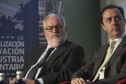 El ministro de Agricultura, Miguel Arias Cañete, junto a Ricardo Delgado, presidente de Covap, durante unas jornadas celebradas en Córdoba.