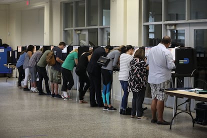 Una fila de votantes en el centro electoral de Legion Park, en Miami.