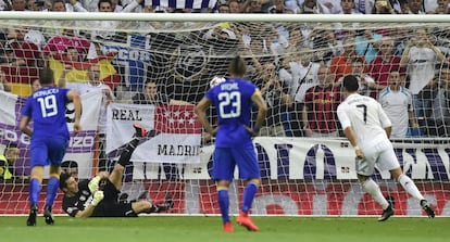 Cristiano Ronaldo marca el primer gol per al Reial Madrid del partit de la semifinal de la Lliga de Campions.