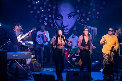 Roberto Carcassés toca el piano junto a su banda  Interactivo durante la presentación del disco 'En Fa sostenido', el  jueves 14 de abril en La Habana.