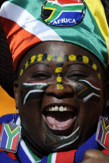 Un aficionado sudafricano asiste a la ceremonia de inauguración del Mundial.