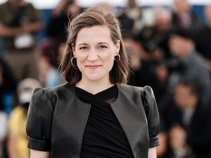 Carla Simón posa ante los fotógrafos este jueves al mediodía en Cannes.