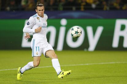 El jugador del Real Madrid, Gareth Bale, remata para marcar el primer gol del partido.