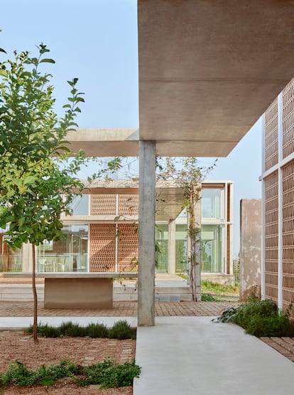 Madera de iroco para el techo de la casa, construida con estructuras metálicas modulares.