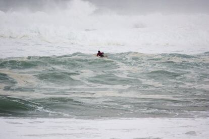 Ramón Navarro intenta superar las olas que caían sobre la bahía. Los deportistas están apoyados por motos de agua para garantizar su seguridad. También llevan trajes especiales con chalecos salvavidas accionables en caso de que se vean arrastrados por las olas.