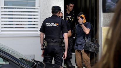 Agentes de la Policía Nacional en la vivienda del barrio coruñés de la Sagrada Familia, este domingo.
