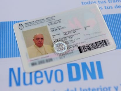 El nuevo documento nacional de identidad (DNI) del Papa Francisco. 