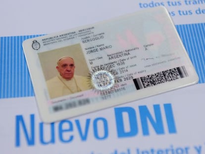 O novo documento nacional de identidade (RG) do Papa Francisco.