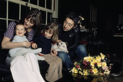 Jane Birkin y Serge Gainsbourg, con Charlotte (hija de ambos) y Kate (hija de ella de un matrimonio anterior), en su casa de París en 1971.