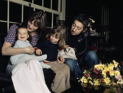 Jane Birkin y Serge Gainsbourg, con Charlotte (hija de ambos) y Kate (hija de ella de un matrimonio anterior), en su casa de París en 1971.
