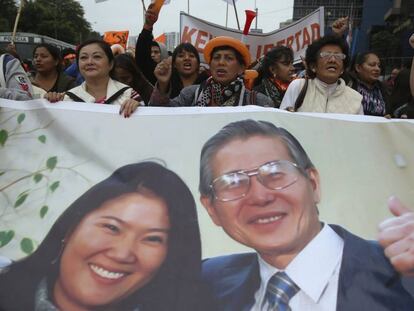 Seguidores del fujimorismo, en una manifestación de apoyo a Alberto y Keiko Fujimori.