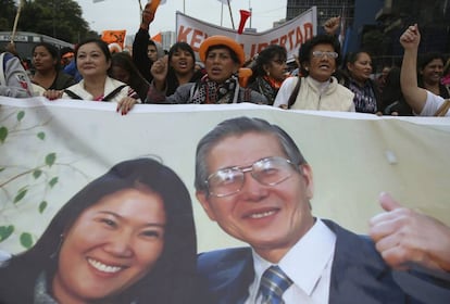 Seguidores del fujimorismo, en una manifestación de apoyo a Alberto y Keiko Fujimori.