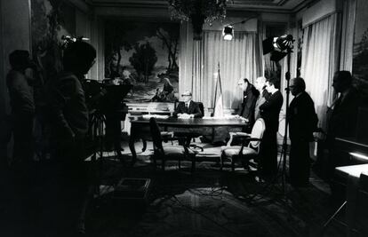 El presidente del Gobierno Leopoldo Calvo Sotelo, el 20 de enero de 1982 en la grabación de un programa de televisión sobre la crisis polaca, una iniciativa del presidente norteamericano Ronald Reagan.