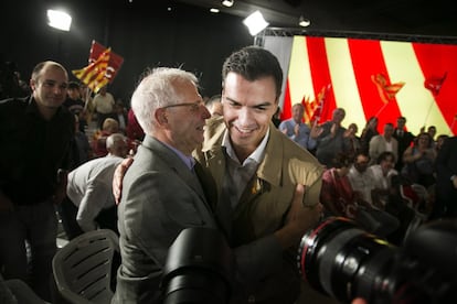 Pedro Sanchez saluda a Josep Borrell en el acto de abertura de la campaña del PSC de la elecciones autonomicas del 27 de sptiembre 2015. 